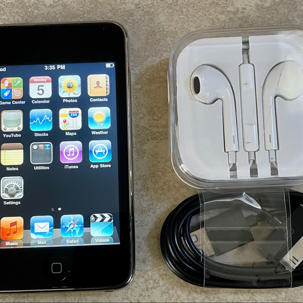 Apple iPod Touch 2nd Generation 8gb Black with new cable and earbuds